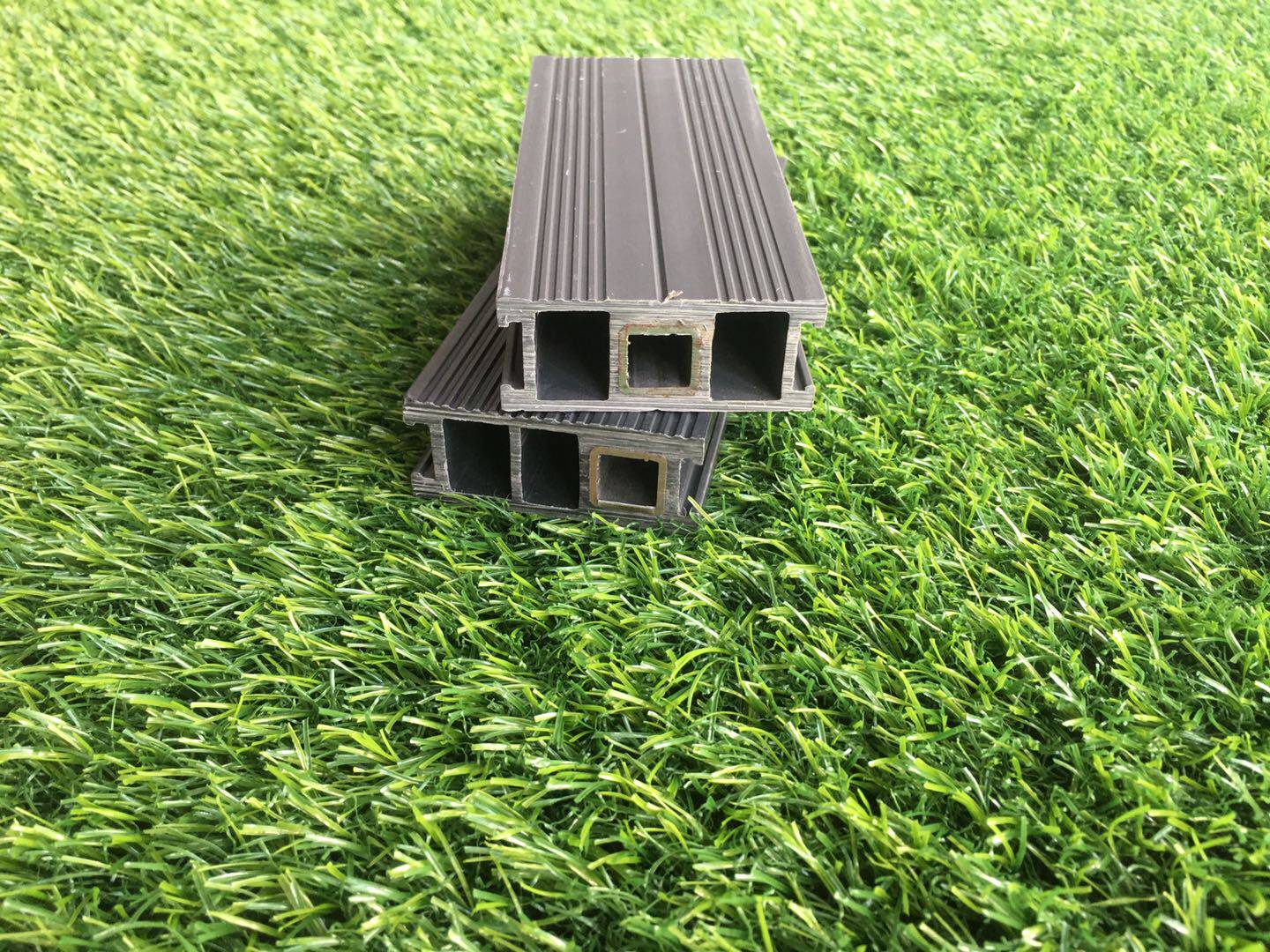 AC米兰官网-一种操作方便的节能型钢塑附框铝合金门窗的安装装置的制作方法