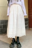 Белая длинная приталенная дизайнерская кружевная осенняя юбка, средней длины, тренд сезона, эластичная талия, А-силуэт