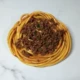 Большая порция лапши болоньезе размером 13*3 см.