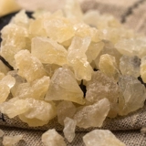 Старый горный сахар 1 кот из желтой скалы сахарная почва, почвенная скала сахар, небольшой кусочек сахарного зерна.