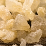 Старый горный сахар 1 кот из желтой скалы сахарная почва, почвенная скала сахар, небольшой кусочек сахарного зерна.