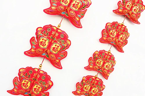 В торговом центре «Весенний фестиваль» каждый год более чем достаточно, подарочные подвески «счастливая рыба» в китайском узле, акция на праздничные украшения для нового дома.