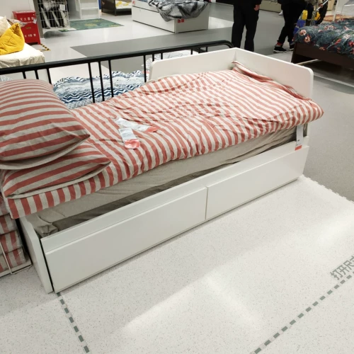 Ikea Ferc, сидя на двухпользованной каркасе кровати с двойной диван -кроватью с двойной двойной кроватью с двуспальной кроватью