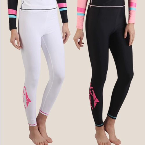 Дайвинговая одежда для солнцезащитного крема для сноркелинга, подавая медузы, занимаясь плаванием длинных нишевых стволов для плавания