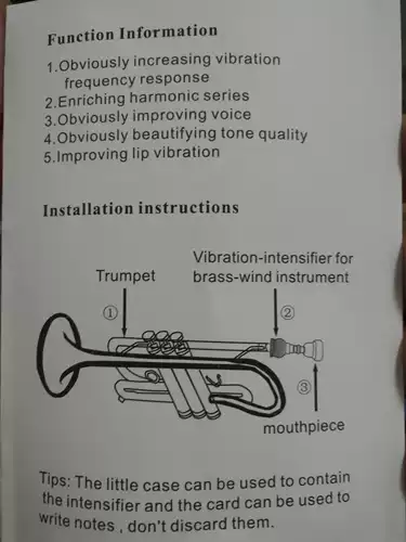 Маленькие медные музыкальные инструменты, вибрация