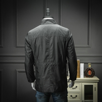 Đầu tiên- dòng rút của không- cắt hàng hóa của nam giới đứng cổ áo kinh doanh áo khoác giản dị trung niên đi lại để làm việc dụng cụ áo