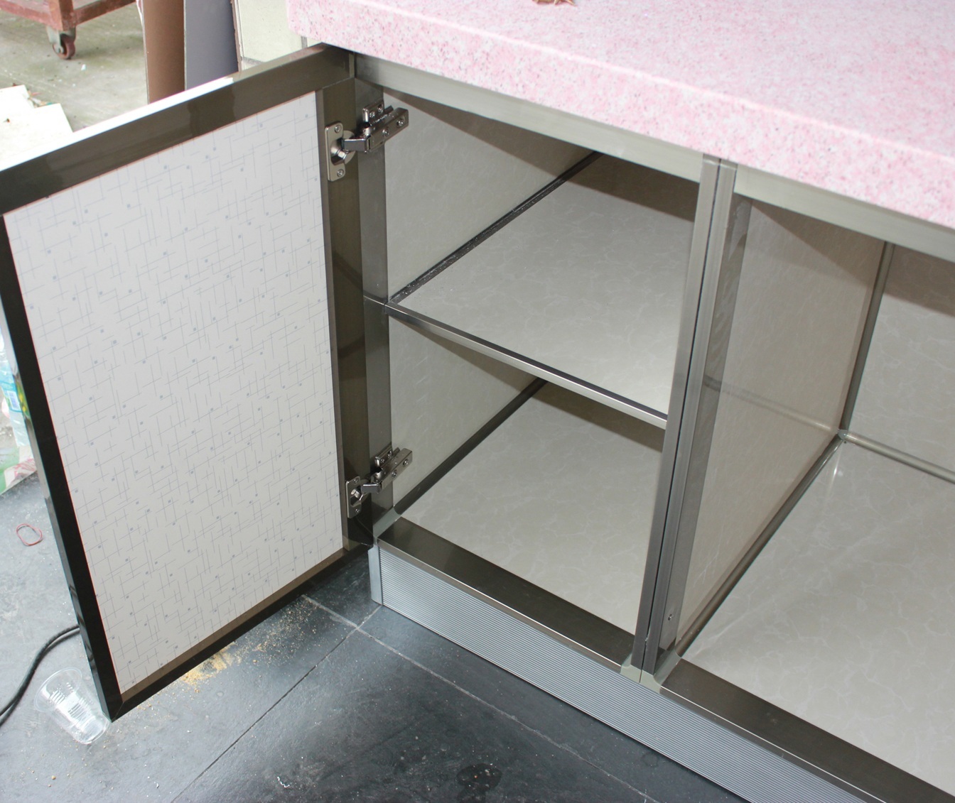 Кухонные шкафы алюминиевые