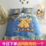 Phim hoạt hình Pikachu pha lê nhung bốn mảnh hai mặt flannel quilt bao dày mùa đông san hô nhung tấm ba mảnh - Bộ đồ giường bốn mảnh bộ ga nệm