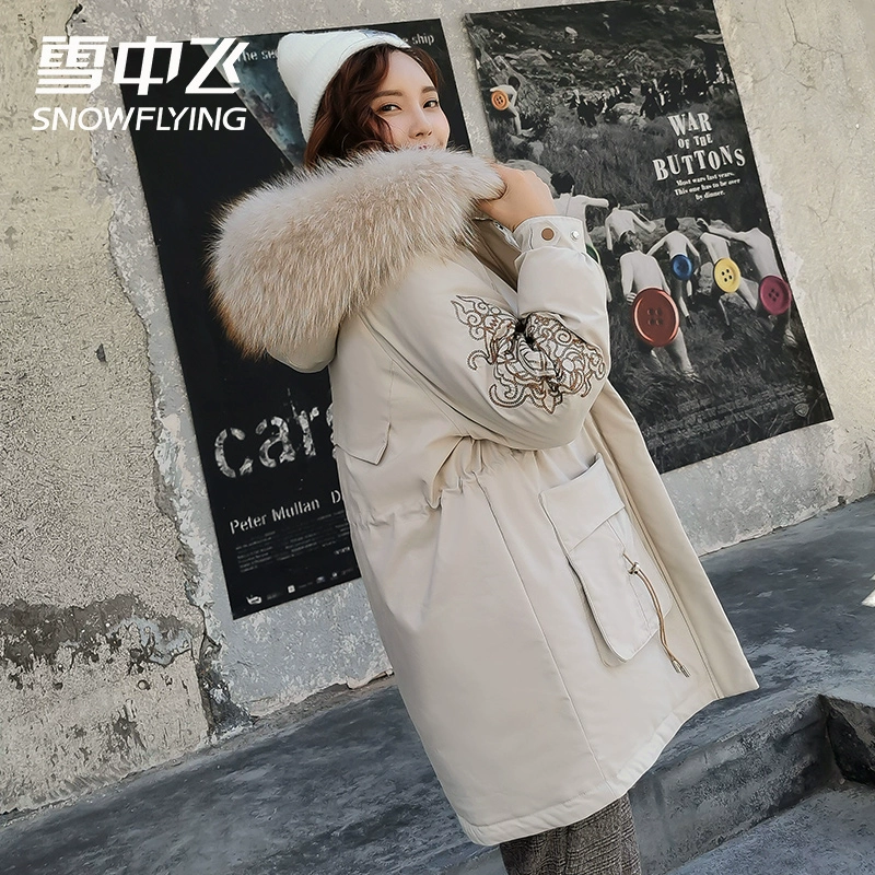 Tuyết bay lông cổ áo thả xuống áo khoác nữ mùa đông phong cách mới Hàn Quốc thêu giữa gấu trúc dài lông vịt xuống áo khoác - Xuống áo khoác