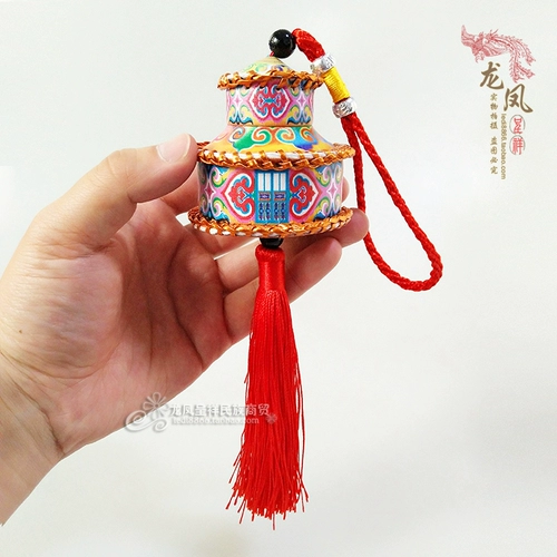 Монгольская сумка в форме автомобиля висит во внутренней монгольской туристической сувенирской сувенирной характеристике.