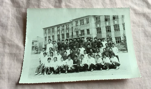 Старые фотографии 1977 г. 2 -й выпускники сфотографировались на 17*12,5 см.