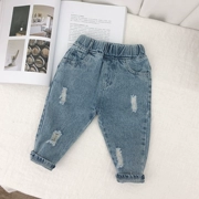 Quần jeans bé trai 2019 xuân mới quần trẻ em phiên bản Hàn Quốc của bé nhỏ bị trầy xước lỗ quần quần thủy triều - Quần jean