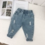 Quần jeans bé trai 2019 xuân mới quần trẻ em phiên bản Hàn Quốc của bé nhỏ bị trầy xước lỗ quần quần thủy triều - Quần jean quần jean ống rộng cho bé gái