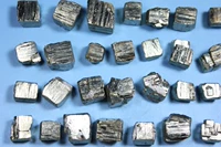 Большое количество пиритовых монокристаллических образцов минеральных кристаллов из пирибарной руды, 5 -й угол
