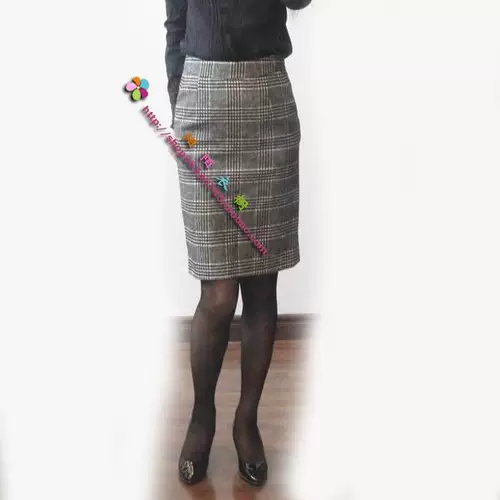 Чистые товары шерсть толстая черно -белая клетчатая наклона в средней юбке.