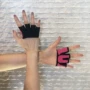 翘翘 yoga bốn ngón tay silicone găng tay thể thao để bảo vệ nửa ngón tay thiết bị yoga tập thể dục đào tạo thể thao đồ bảo hộ găng tay giữ nhiệt