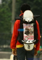 Скейтборд с двумя изогнутыми концами, рюкзак, ремень, фиксаторы в комплекте