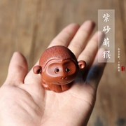 Yun Shang Yi Zisha Meng Monkey Tea Pet Handmade Purple Mud Mud Zodiac có thể nâng cao trà để chơi đồ trang trí gốm - Trang trí nội thất