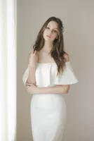 Белое свадебное платье, садовые фонари подходит для фотосессий, открытые плечи