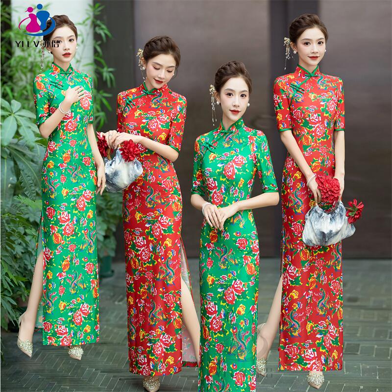 Retro elegant red cheongsam