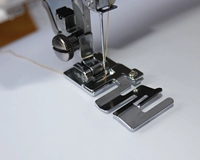 Многофункциональная швейная машина, сшивая свободные и плотные полосы.