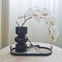 Черная ваза+белый фалаенопсис+овальный кожаный поднос