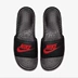 NIKE Benassi màu đen và trắng hook chữ móc logo lớn nam và nữ đôi dép đi biển 818736-011 - Dép thể thao Dép thể thao