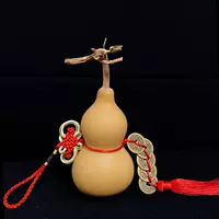 Принесение красно -красного китайского узла около десяти сантиметров