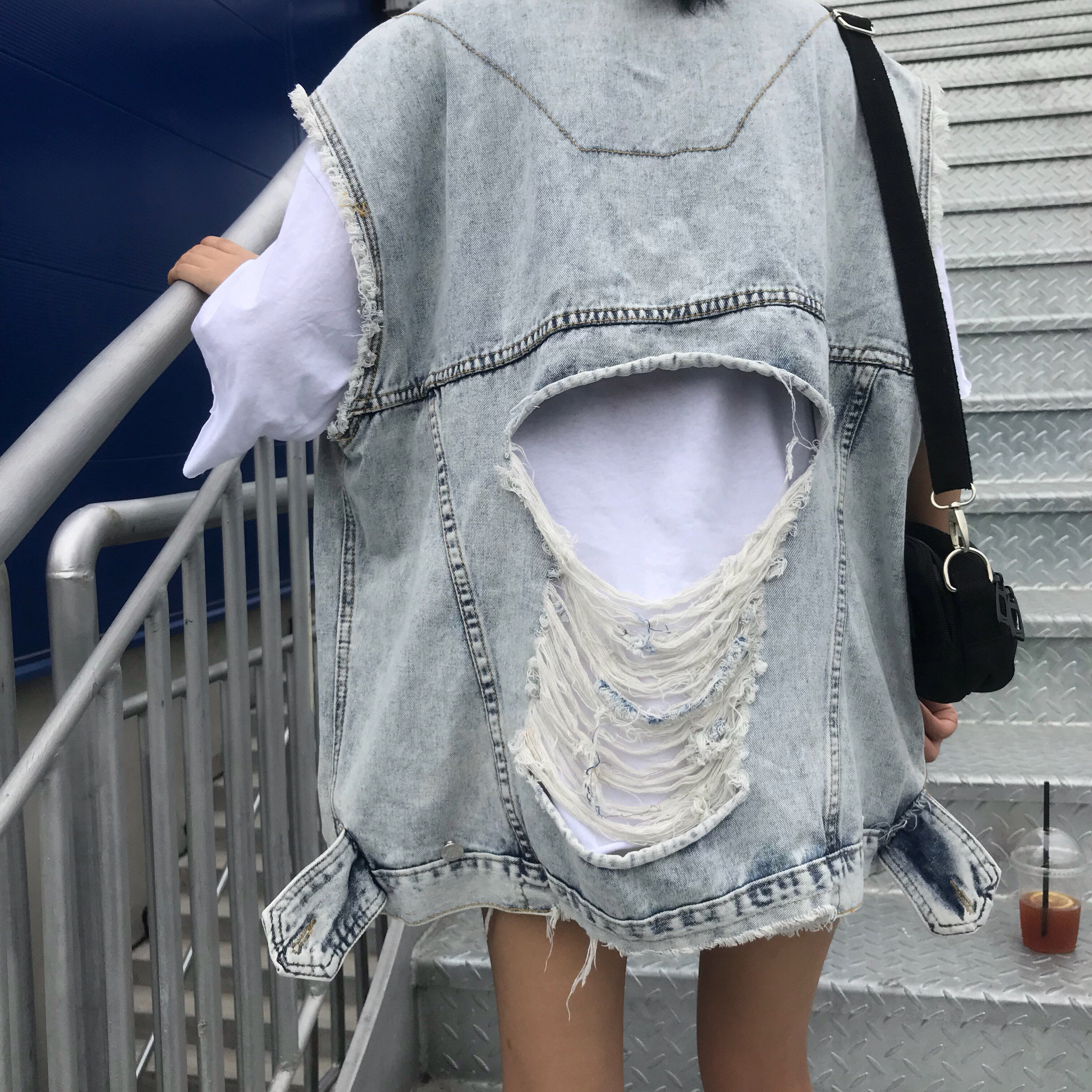 实拍女装韩版个性破洞做旧毛边宽松牛仔夹克学生无袖外套马甲背心