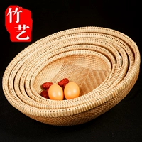 Бамбук, просеянный бамбуково -эрегированным на ферме с пусто -пепенком, есть дыра с круглой бамбуковой табличкой ручной работы ручной работы ручной работы с рисовым сито