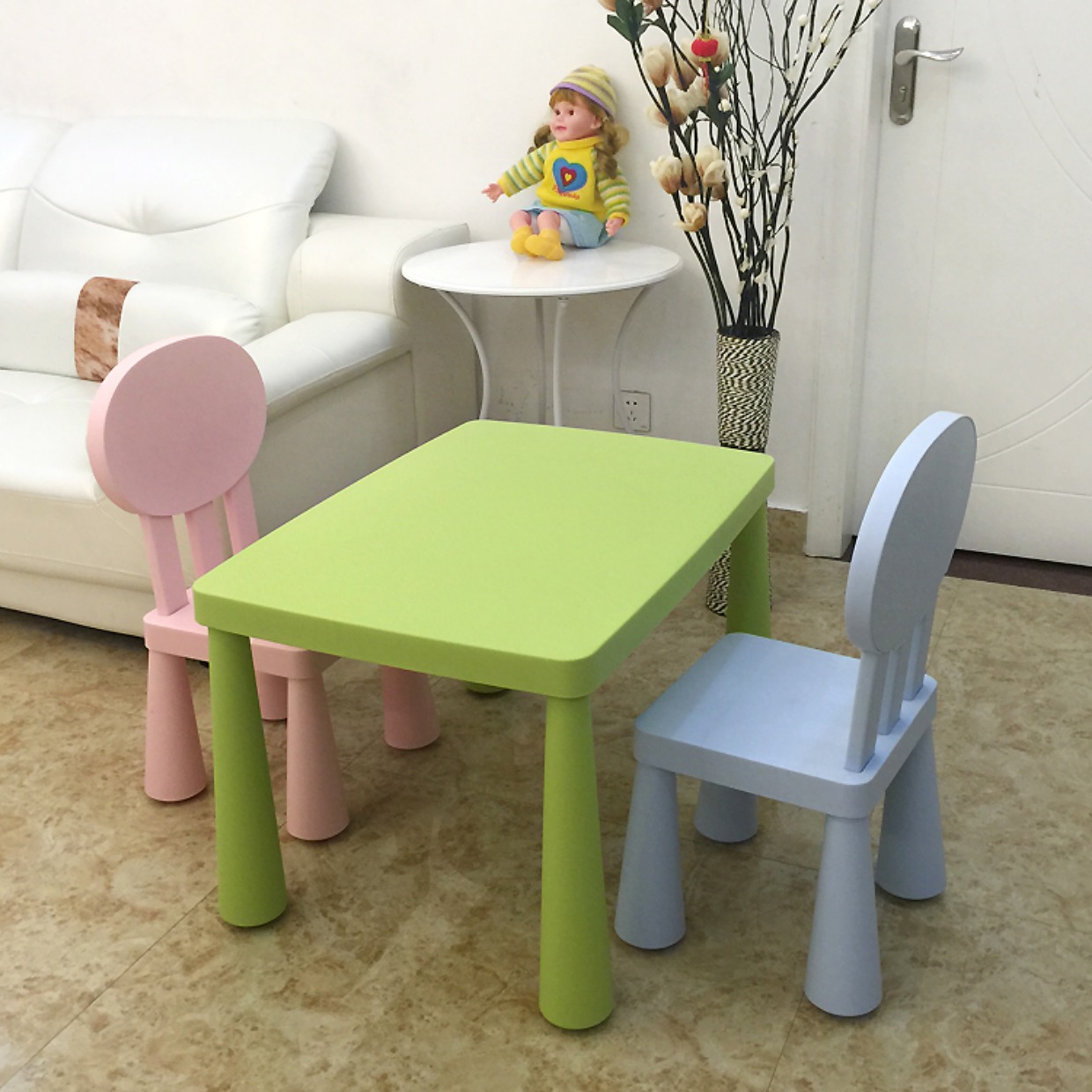 стол для детей с двумя стульями