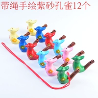 Рука -сбит с пурпурным песком павлины с веревкой