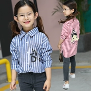 Cô gái áo sơ mi mùa xuân và mùa thu 2018 mới dài tay Hàn Quốc phiên bản của trẻ em lớn sọc áo sơ mi trong áo dài bông hoang dã