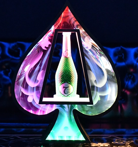 Золотое вино ослепляет базовое озеро шампанское озеро