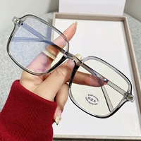 Серая рама содержит зеркальное зеркальное зеркальное ткань