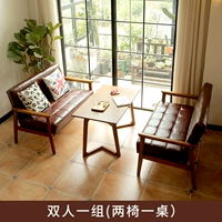 Одна группа из двух человек [два стула, один стол]