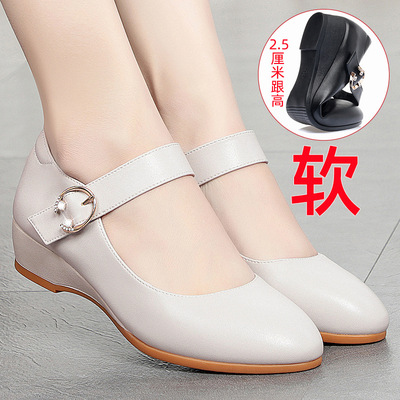妈妈鞋软皮软底女单鞋新款平底女鞋舒适坡跟中老年浅口一字扣皮鞋