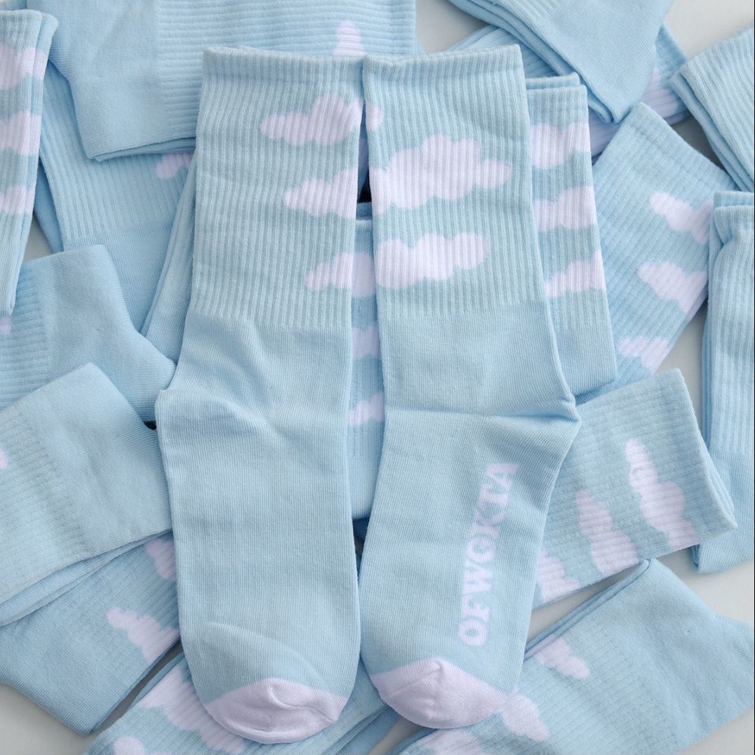 The Blue Sky And White CloudsHosiery children sky blue like a breath of fresh air White clouds cotton student motion Middle cylinder Fashionable socks male lovers Hip hop Skateboard socks female