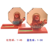 Два среднего размера красной лотерейной машины с набором двух -колорных мячей