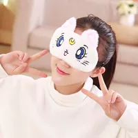 Маленькая милая белая кошка 