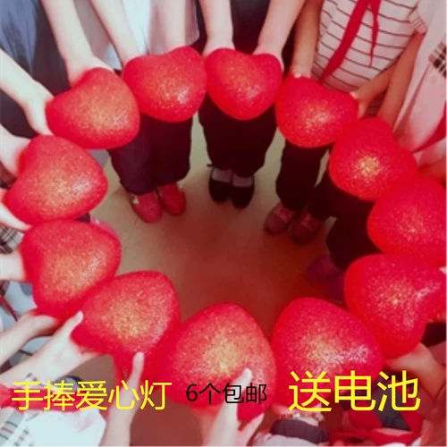 Рука с светло -красным любовным реквизитом