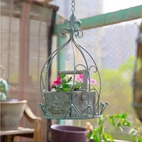 Железное искусство - это старая подвеска железная цепь, связанная с короной коронной, висящая орхидея, зеленое растение висящее стена зеленый укроп цветочный стенд