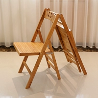 Небольшой стул можно сложить с помощью маленькой скамейки портативной установки на открытом воздухе.
