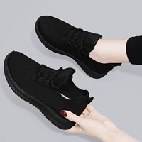 Чистая черная одиночная обувь