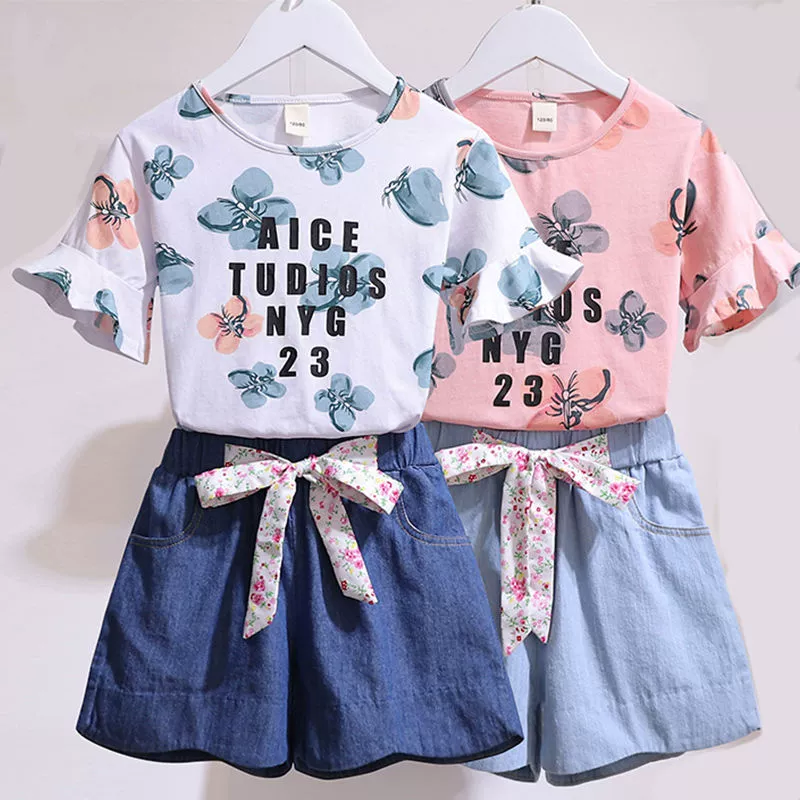 w2 bộ đồ cho bé gái 2020 bộ đồ trẻ em mùa hè mới áo thun ngắn tay nữ giữa và lớn quần short denim trẻ em hai mảnh - Quần jean