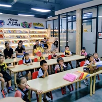 Столы учебного стола для детского стола и костюмы для кресел могут быть сняты, и можно поднять детскую живописную картину.