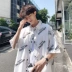 Hua Tsai mặc áo sơ mi hè 2019 Hồng Kông INS nam phiên bản Hàn Quốc rộng kích thước in họa tiết tay áo ngắn tay năm điểm - Áo Áo