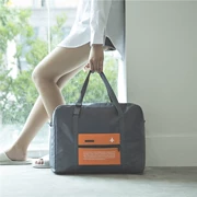 Túi hành lý với hành lý đặt trên nó có thể được treo trong túi để đặt đa chức năng không thấm nước du lịch di động gấp