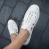 Giày trắng đế xuồng nam đế xuồng da đế bằng da trẻ trung Baotou thoáng khí đế mềm và dép đi biển - Sandal Sandal