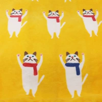 Желтый поднимает кошку